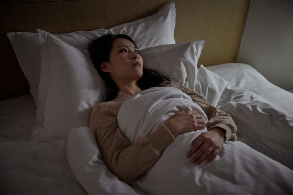 晚上睡不著，閉眼硬睡有用嗎？